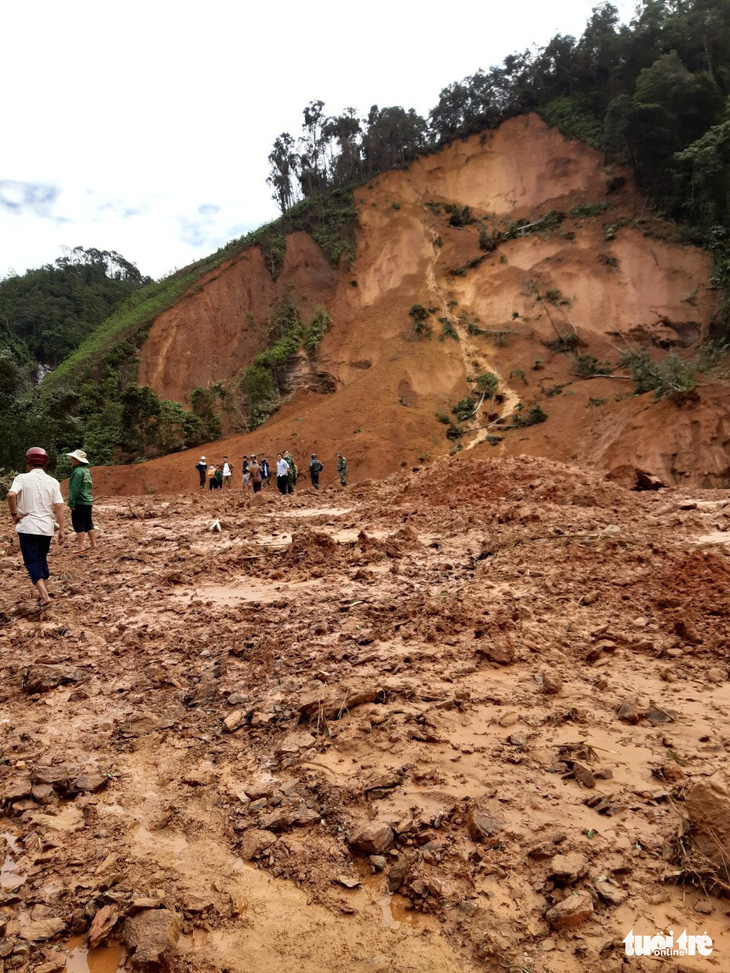 Hàng ngàn khối đất lở xuống Tây Giang, gia đình 9 người may mắn thoát nạn - Ảnh 3.