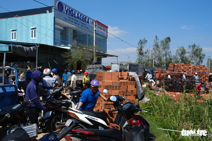 Người dân Quảng Ngãi rồng rắn đi mua ngói lợp lại nhà, ngói cháy hàng - Ảnh 5.