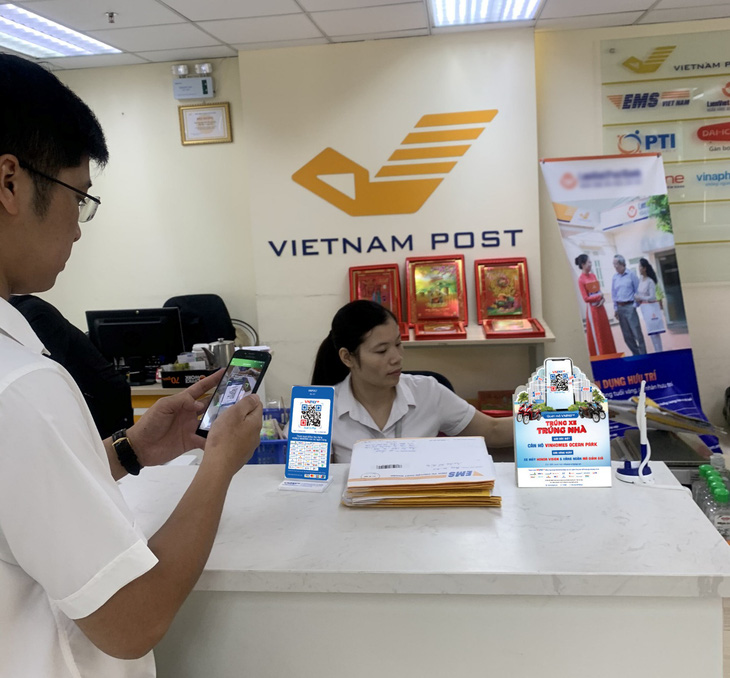 Người dân hào hứng với thanh toán QR Code tại Bưu điện Việt Nam - Ảnh 1.
