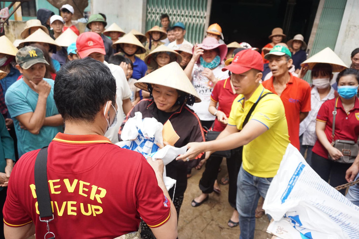 Nhiều tour thiện nguyện hướng về miền Trung dọn trường, công trình công cộng - Ảnh 1.