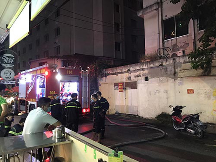Cứu được 2 người nước ngoài mắc kẹt trong đám cháy tại khách sạn - Ảnh 1.