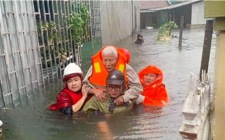 Mưa lớn dồn dập, nhà dân Nghệ An ngập tới nóc, huy động xe cứu hỏa cứu người