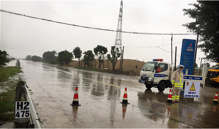 Quốc lộ 1 qua Hà Tĩnh đang cấm đường do bị ngập sâu - Ảnh 2.