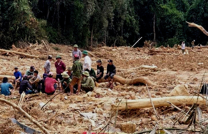 Tìm thấy thi thể 2 người đi rừng bị vùi dưới đất đá sau 14 ngày mất tích - Ảnh 1.