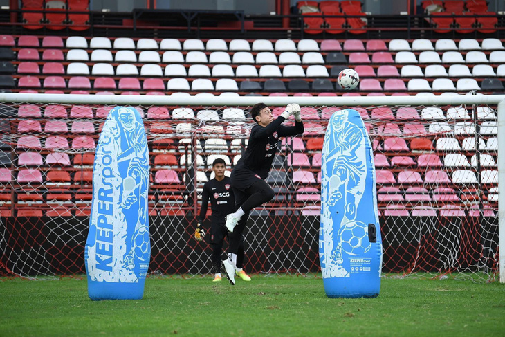 Sân mất điện, trận đấu của Văn Lâm cùng Muangthong United bị hoãn - Ảnh 2.