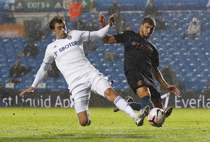 Thủ môn mắc sai lầm, Man City phải chia điểm với Leeds - Ảnh 1.