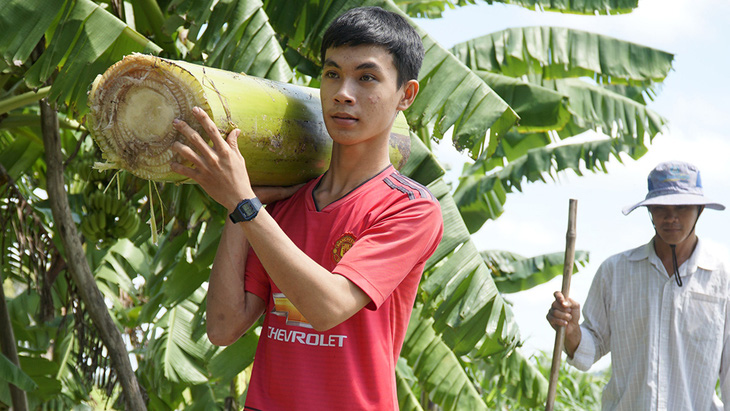 Sợ mẹ cha thêm khổ cực - Ảnh 1.