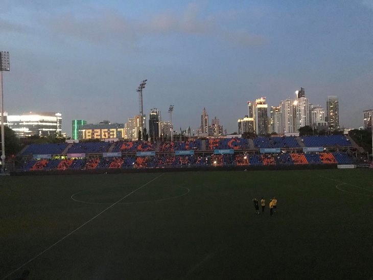 Sân mất điện, trận đấu của Văn Lâm cùng Muangthong United bị hoãn - Ảnh 1.