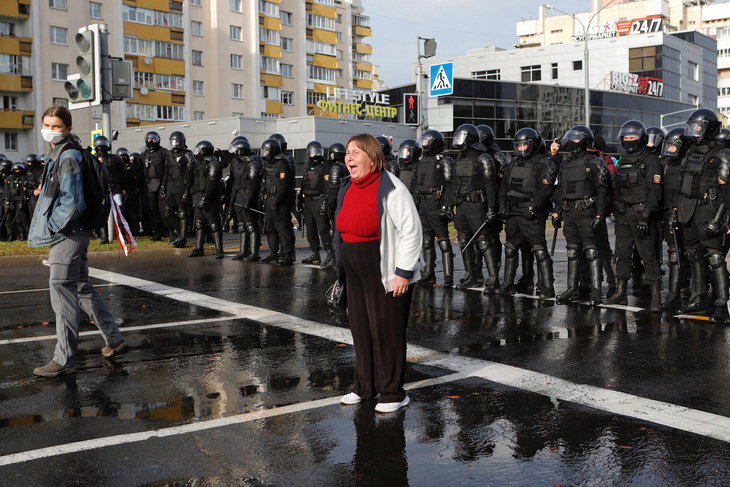 Hàng chục ngàn người lại biểu tình ở Minsk, cảnh sát giải tán bằng vòi rồng - Ảnh 3.