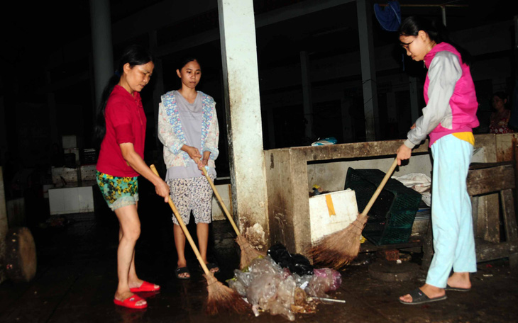 Mẹ, con và tiếng chổi tre xao xác chợ quê - Ảnh 1.