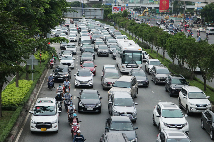 Hướng vào trung tâm TP.HCM rối loạn do cấm cầu Nguyễn Hữu Cảnh - Ảnh 1.