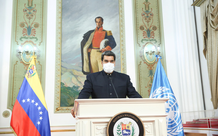 Tổng thống Venezuela, con trai và chị tiêm vắc xin Sputnik V của Nga