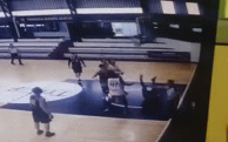 Video: Bị thổi phạt, cầu thủ bóng rổ đánh trọng tài té ngã rồi đấm thêm... 7 phát