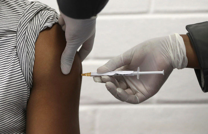 Các hãng dược Mỹ chật vật vượt định kiến, kêu gọi người gốc Phi tham gia thử vắcxin COVID-19 - Ảnh 1.