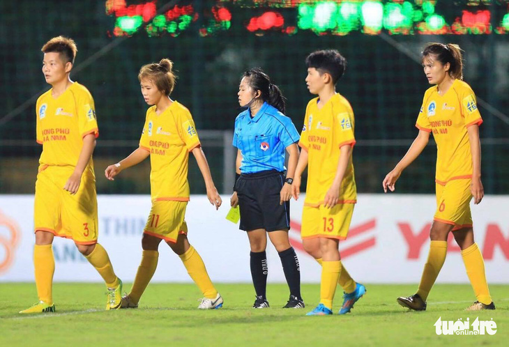 Cầu thủ nữ Phong Phú Hà Nam bỏ thi đấu để phản đối quyết định của trọng tài - Ảnh 3.
