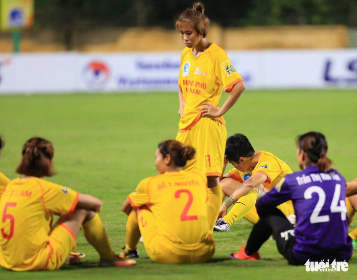 Cầu thủ nữ Phong Phú Hà Nam bỏ thi đấu để phản đối quyết định của trọng tài - Ảnh 5.