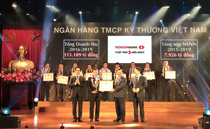 Techcombank vào top 30 doanh nghiệp nộp thuế xuất sắc toàn quốc - Ảnh 1.