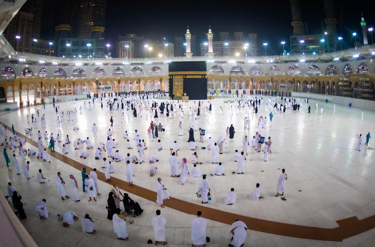 Saudi Arabia nối lại lễ hành hương Umrah tại Mecca sau 6 tháng - Ảnh 1.