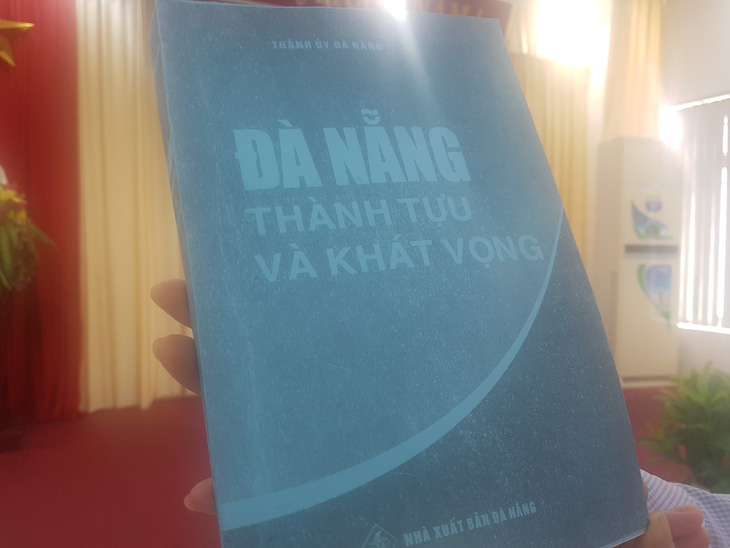 Đà Nẵng chỉ tặng sách cho đại biểu dự đại hội Đảng bộ - Ảnh 2.