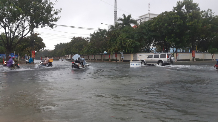 Quảng Nam: Mưa lớn ngập đường, lốc xoáy tốc mái hàng loạt nhà dân - Ảnh 2.