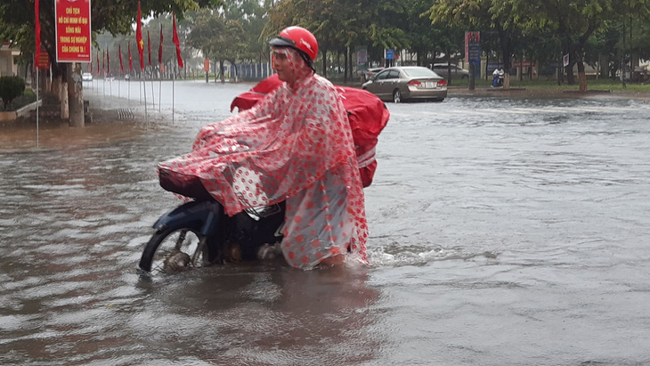 Quảng Nam: Mưa lớn ngập đường, lốc xoáy tốc mái hàng loạt nhà dân - Ảnh 3.