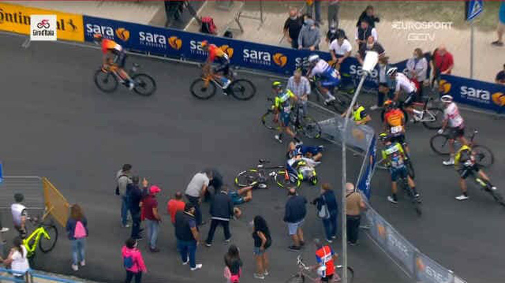 Trực thăng gây tai nạn cho các cuarơ giải Giro d’Italia - Ảnh 2.