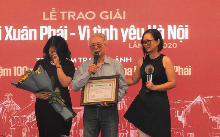 Gia đình thay mặt Phú Quang nhận Giải thưởng Lớn 