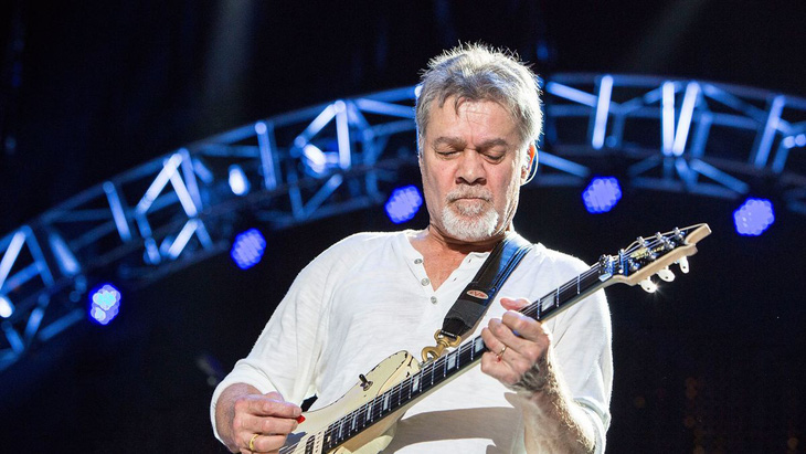 Cây guitar huyền thoại Eddie Van Halen qua đời vì bệnh ung thư - Ảnh 2.