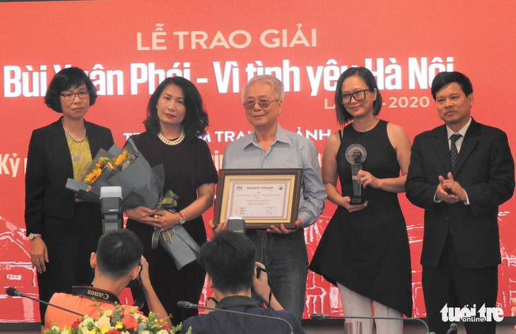 Gia đình thay mặt Phú Quang nhận Giải thưởng Lớn Bùi Xuân Phái - Vì tình yêu Hà Nội - Ảnh 1.