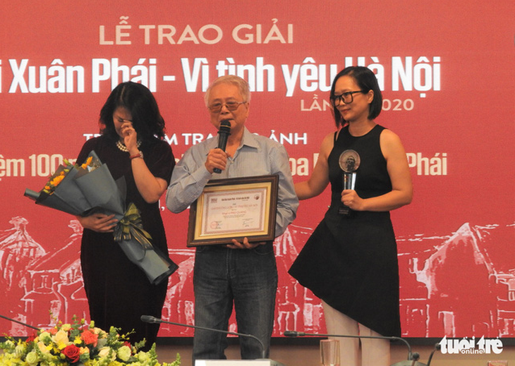 Gia đình thay mặt Phú Quang nhận Giải thưởng Lớn Bùi Xuân Phái - Vì tình yêu Hà Nội - Ảnh 2.