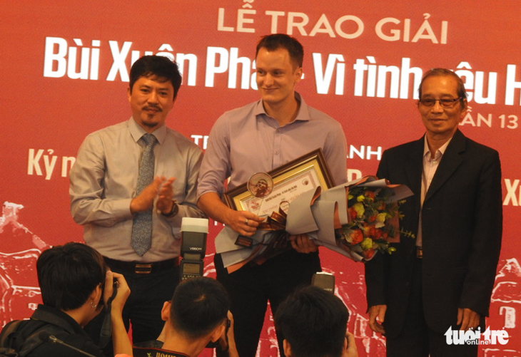 Gia đình thay mặt Phú Quang nhận Giải thưởng Lớn Bùi Xuân Phái - Vì tình yêu Hà Nội - Ảnh 3.