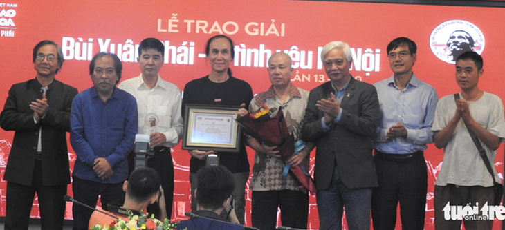 Gia đình thay mặt Phú Quang nhận Giải thưởng Lớn Bùi Xuân Phái - Vì tình yêu Hà Nội - Ảnh 5.