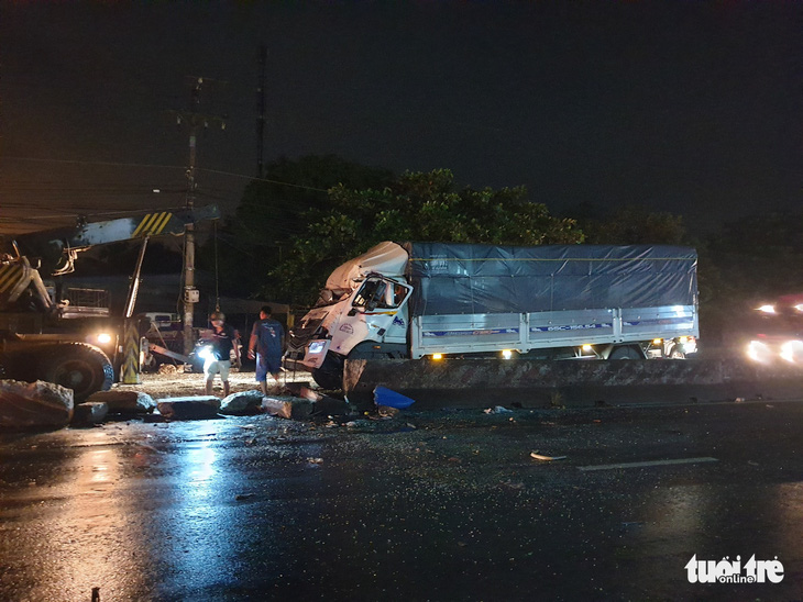 Xe tải va chạm xe khách: 1 người chết, 19 người bị thương giữa khuya - Ảnh 3.