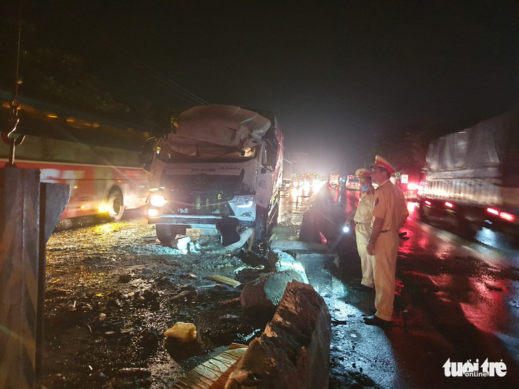 Xe tải va chạm xe khách: 1 người chết, 19 người bị thương giữa khuya - Ảnh 1.