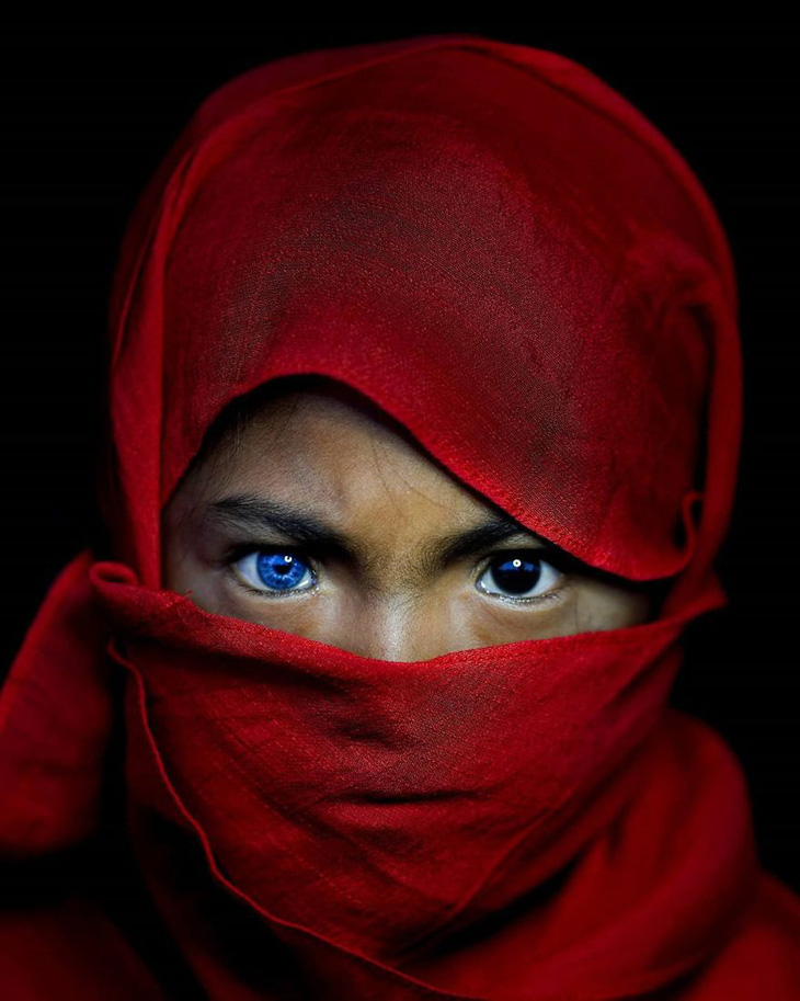 Bộ tộc mắt biếc kỳ lạ ở Indonesia - Ảnh 2.