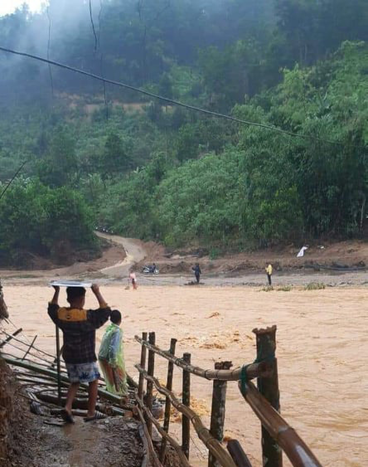 Mưa lũ dồn dập chia cắt trở lại nhiều ngôi làng ở Quảng Nam - Ảnh 2.