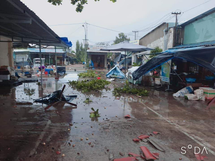 Quảng Nam: Mưa lớn ngập đường, lốc xoáy tốc mái hàng loạt nhà dân - Ảnh 1.