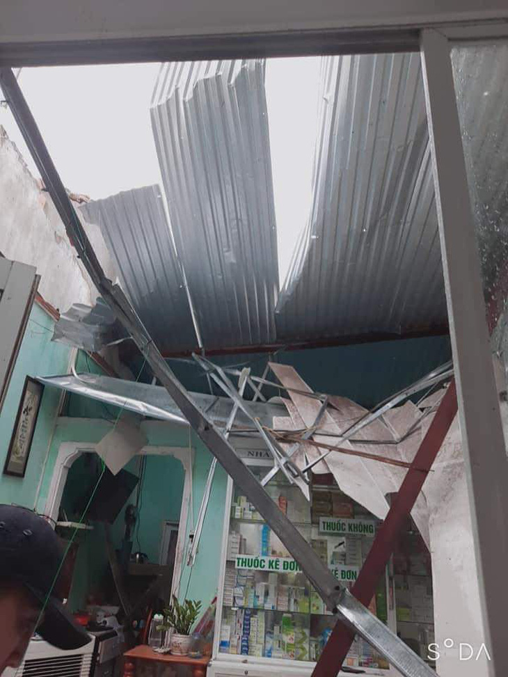 Quảng Nam: Mưa lớn ngập đường, lốc xoáy tốc mái hàng loạt nhà dân - Ảnh 4.