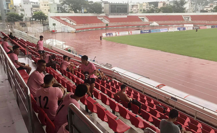 Ra sân Thống Nhất, cầu thủ Hồng Lĩnh Hà Tĩnh lên khán đài... ngắm mưa - Ảnh 5.