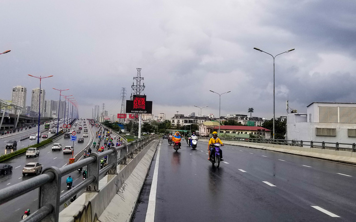 Xe cộ lại được đi qua cầu vượt Nguyễn Hữu Cảnh