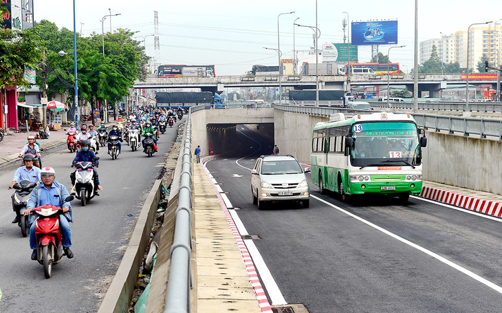 Khơi thông cửa ngõ, tránh phát triển TP.HCM theo dự án bất động sản - Ảnh 1.