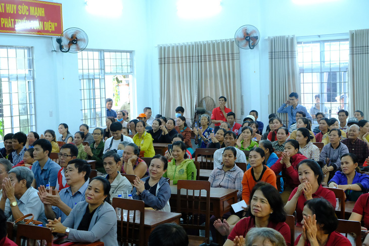 Phu nhân nguyên chủ tịch nước Trương Tấn Sang trao quà cho người nghèo Quảng Ngãi - Ảnh 4.