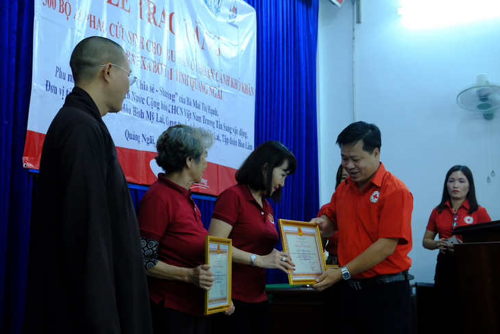 Phu nhân nguyên chủ tịch nước Trương Tấn Sang trao quà cho người nghèo Quảng Ngãi - Ảnh 5.