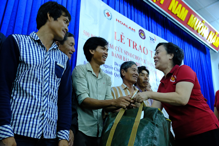Phu nhân nguyên chủ tịch nước Trương Tấn Sang trao quà cho người nghèo Quảng Ngãi - Ảnh 2.