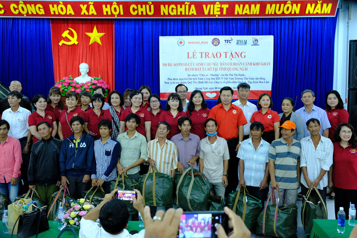 Phu nhân nguyên chủ tịch nước Trương Tấn Sang trao quà cho người nghèo Quảng Ngãi - Ảnh 3.