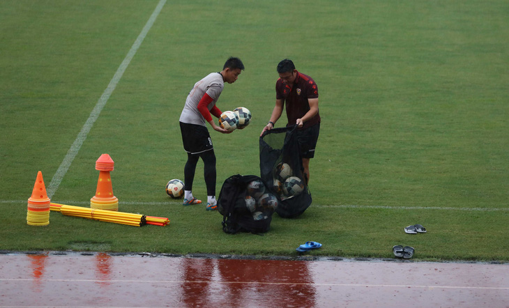Ra sân Thống Nhất, cầu thủ Hồng Lĩnh Hà Tĩnh lên khán đài... ngắm mưa - Ảnh 7.
