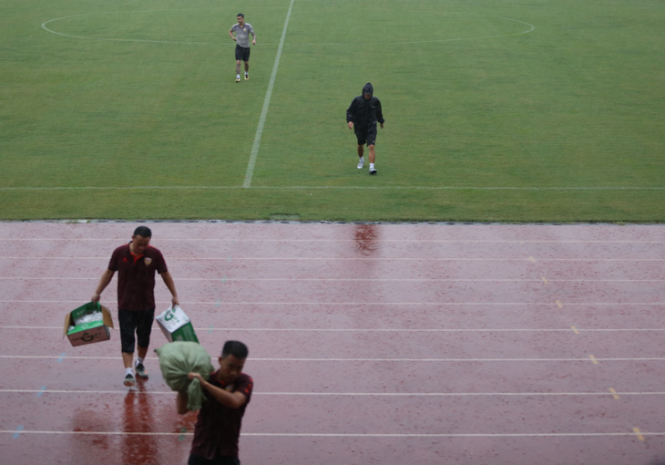 Ra sân Thống Nhất, cầu thủ Hồng Lĩnh Hà Tĩnh lên khán đài... ngắm mưa - Ảnh 1.