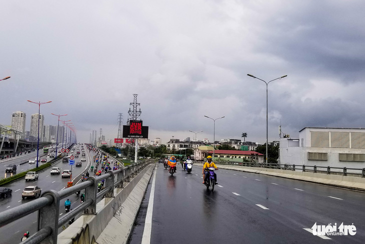Xe cộ lại được đi qua cầu vượt Nguyễn Hữu Cảnh - Ảnh 2.