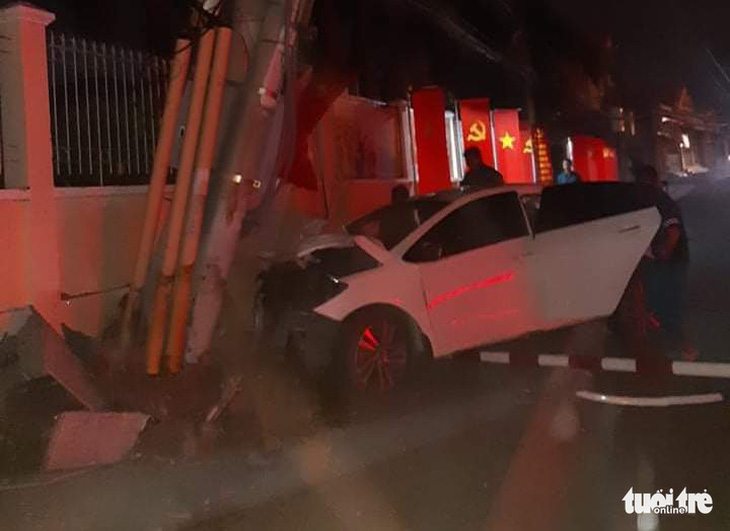 Trộm lái ô tô lao vào công an, tông nghiêng cột điện ở Thủ Đức - Ảnh 3.