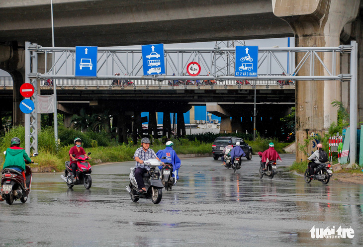 Xe cộ lại được đi qua cầu vượt Nguyễn Hữu Cảnh - Ảnh 3.